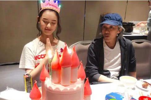 周星驰和林允儿合影，星爷老成稳重，林允儿活泼可爱。如果星爷有孩子，应该也像林允儿