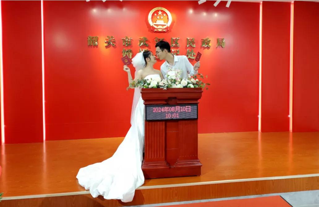 一夜之间，做父母的是几家欢喜几家愁！有儿子的，这下再也不用为高价彩礼而发