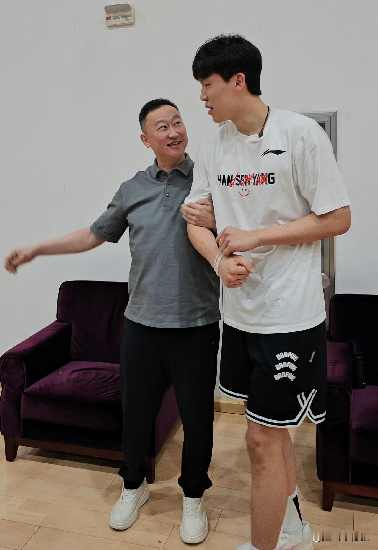 刘维伟飞赴波特兰！中国篮球最强后盾，见证杨瀚森NBA首秀时刻！家人们！这波操