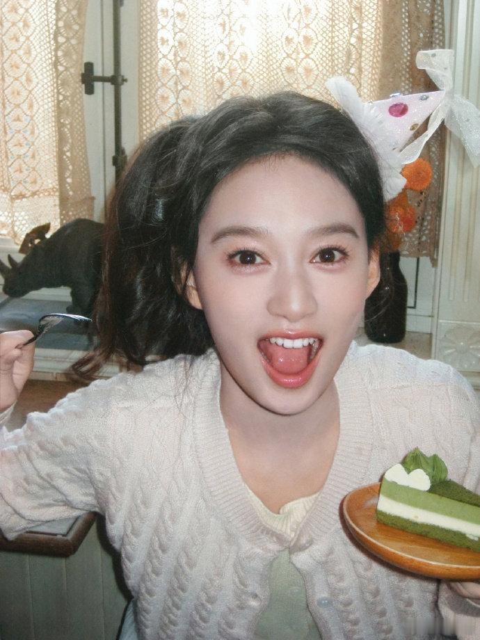 夏梦水蜜桃生日氛围拉满看着她在烛光摇曳中接受祝福，真心觉得这就是专属于她的高光时