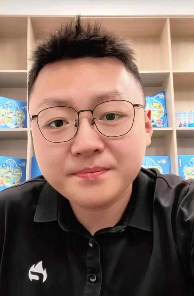 王子老师：河南平顶山撞脸张老师的事，在网上迅速传播，这两天有很多学生和家长也自发