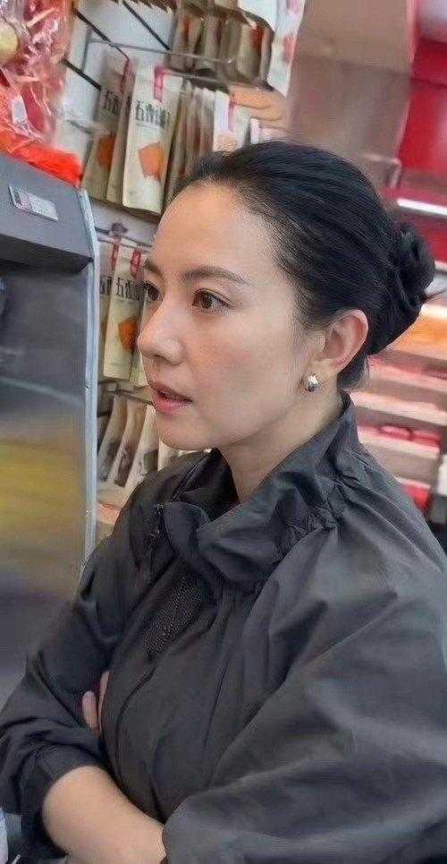  46岁高圆圆素颜逛超市，穿凉拖被误认买菜大姐46岁高圆圆素颜逛超市，脚踩塑料
