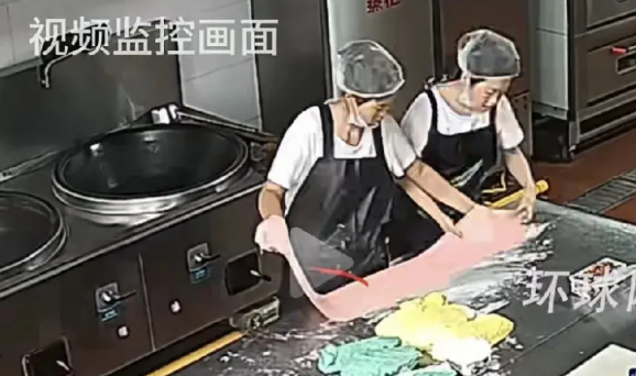 粉红色，绿色，黄色的面饼对上了三色发糕的颜色，幼儿园后厨很干净，做饭的人穿戴整齐