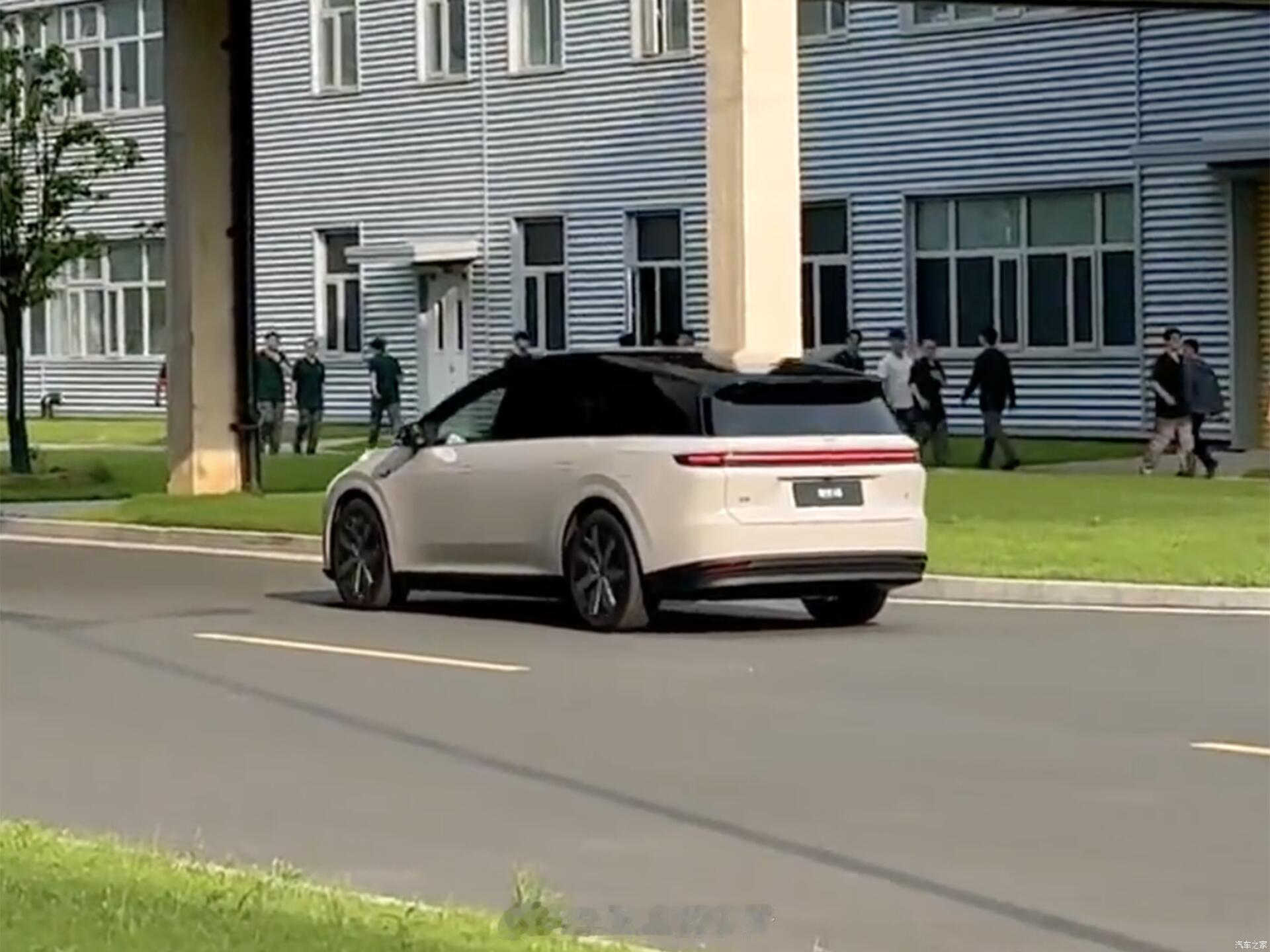 理想汽车的全新中大型六座纯电SUV——理想i8，内饰官图终于公布了。从照片上看，