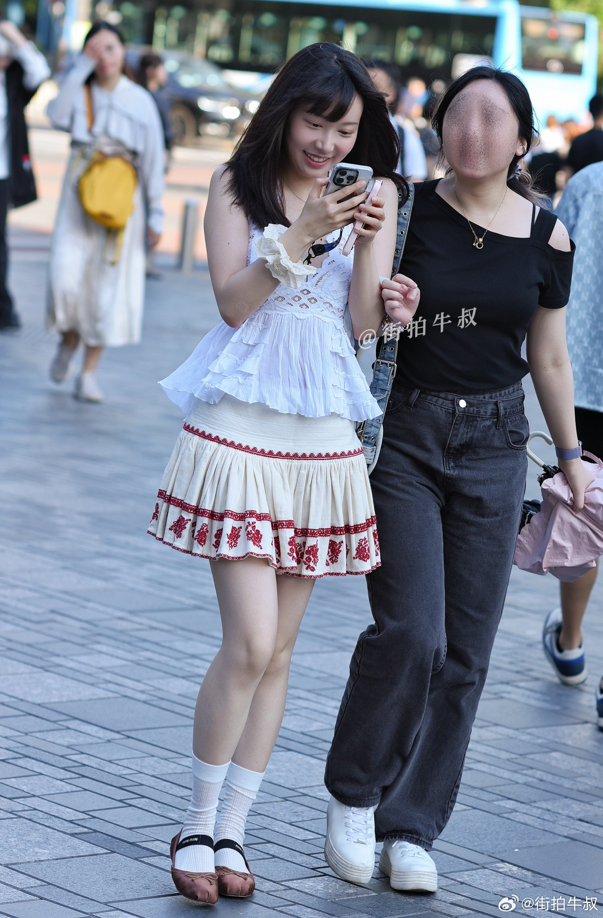 甜美的镂空背心花边裙