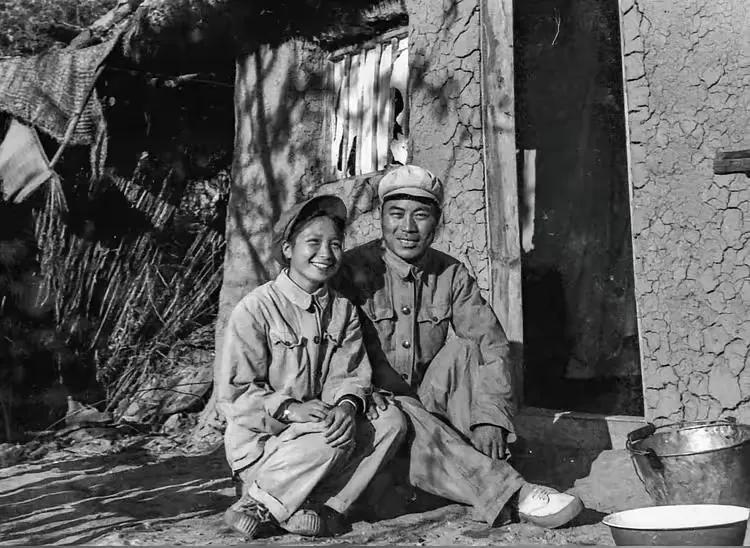 1953年10月，朝鲜谷山瓦宇里，刚立三等功的孙瑞发，和志愿军女战士袁素芬，并