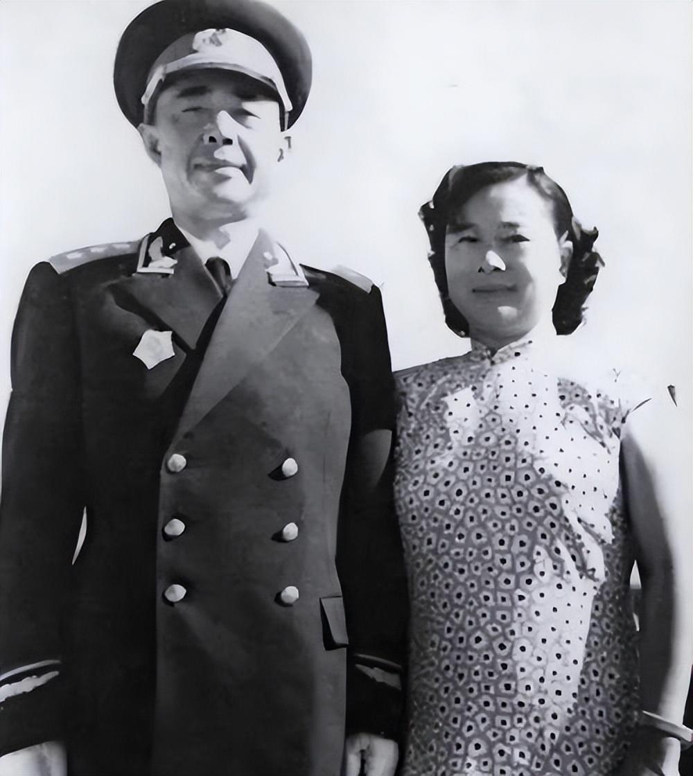 开国上将陪侍病重妻子，不料妻子指着主治医生：你娶了她我才安心！1950年春天