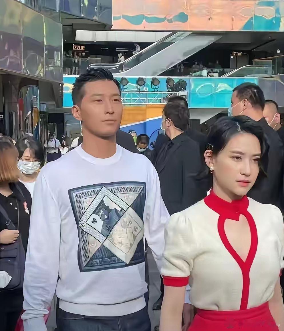 窦骁何超莲素颜逛街般配吗182身高的窦骁和160身高的何超莲，两人几乎都是素颜去