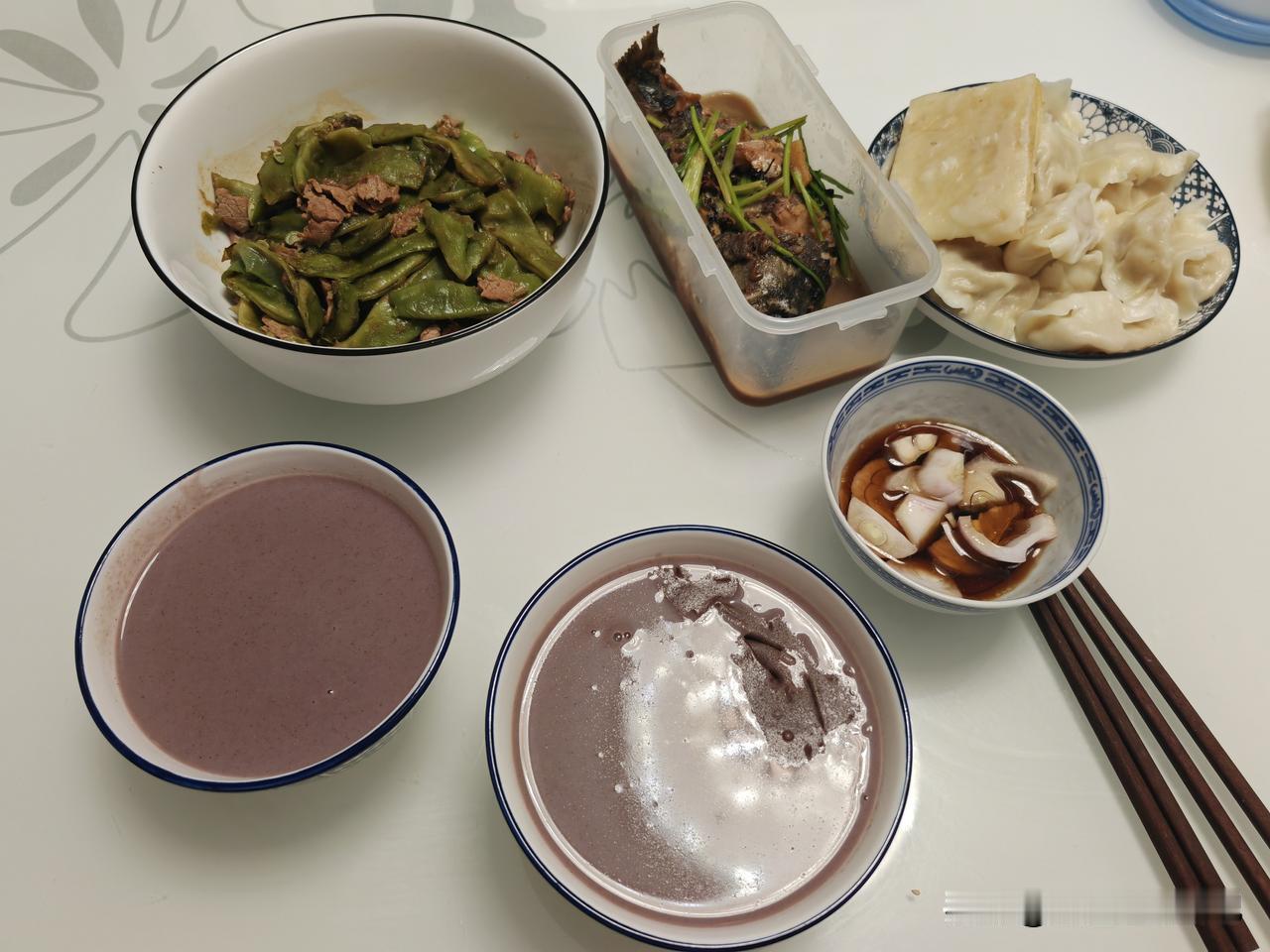 晚餐分享～冰箱里还冷冻着一包油豆角，一块里脊肉，都拿出来解冻，昨天晚上的食材就