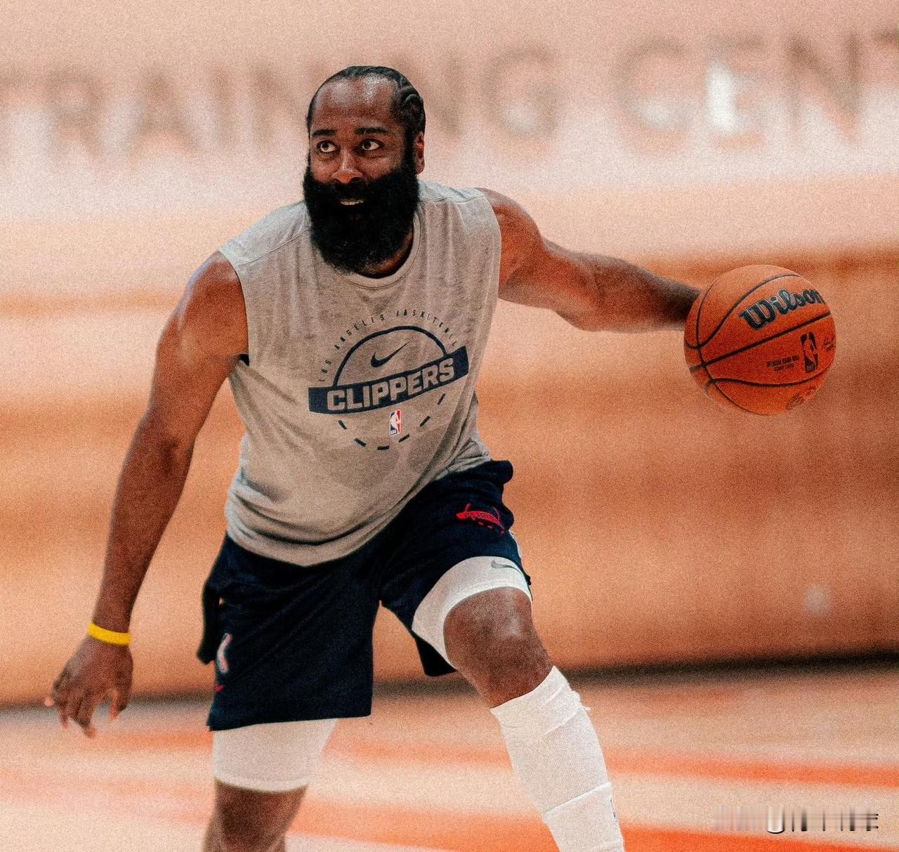 打破传闻！哈登带伤出战今日比赛！快船队官方宣布：球队核心后卫哈登将出战今天对