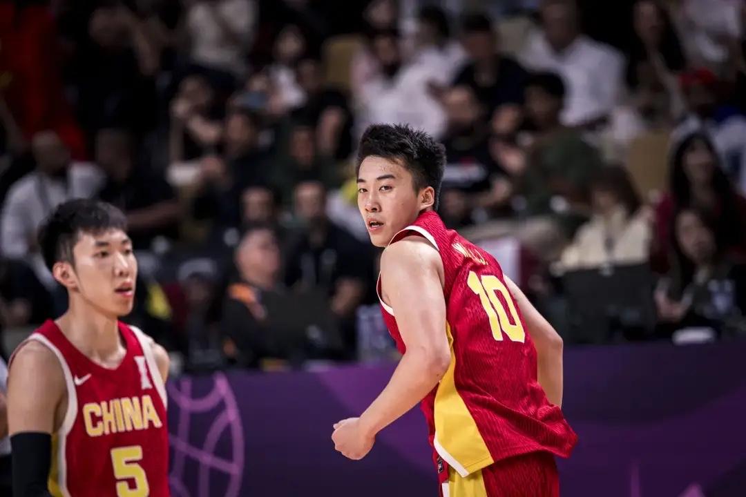 央视重要决定，中国男篮决战日本队大调整，能赢40绝不赢20分中国男篮在艰难战