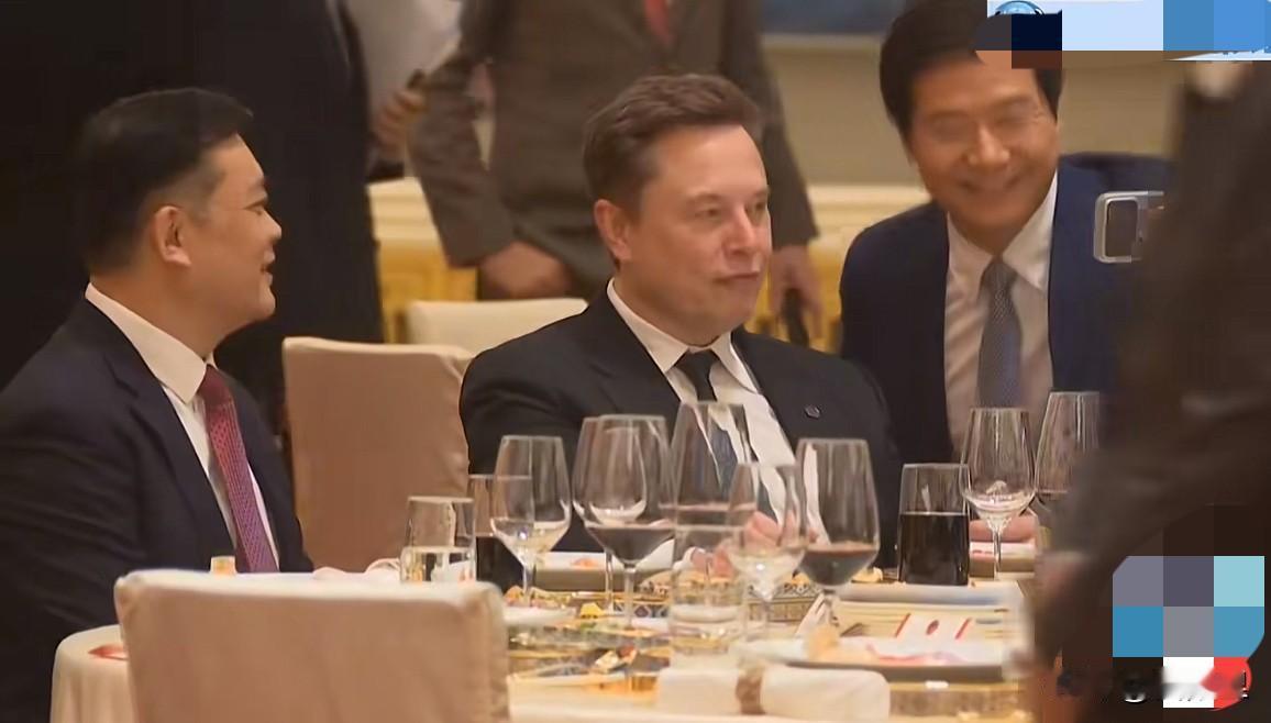 小米和特斯拉的差距，在这次中美企业家的欢迎晚宴上体现得淋漓尽致。雷总主动找马斯克