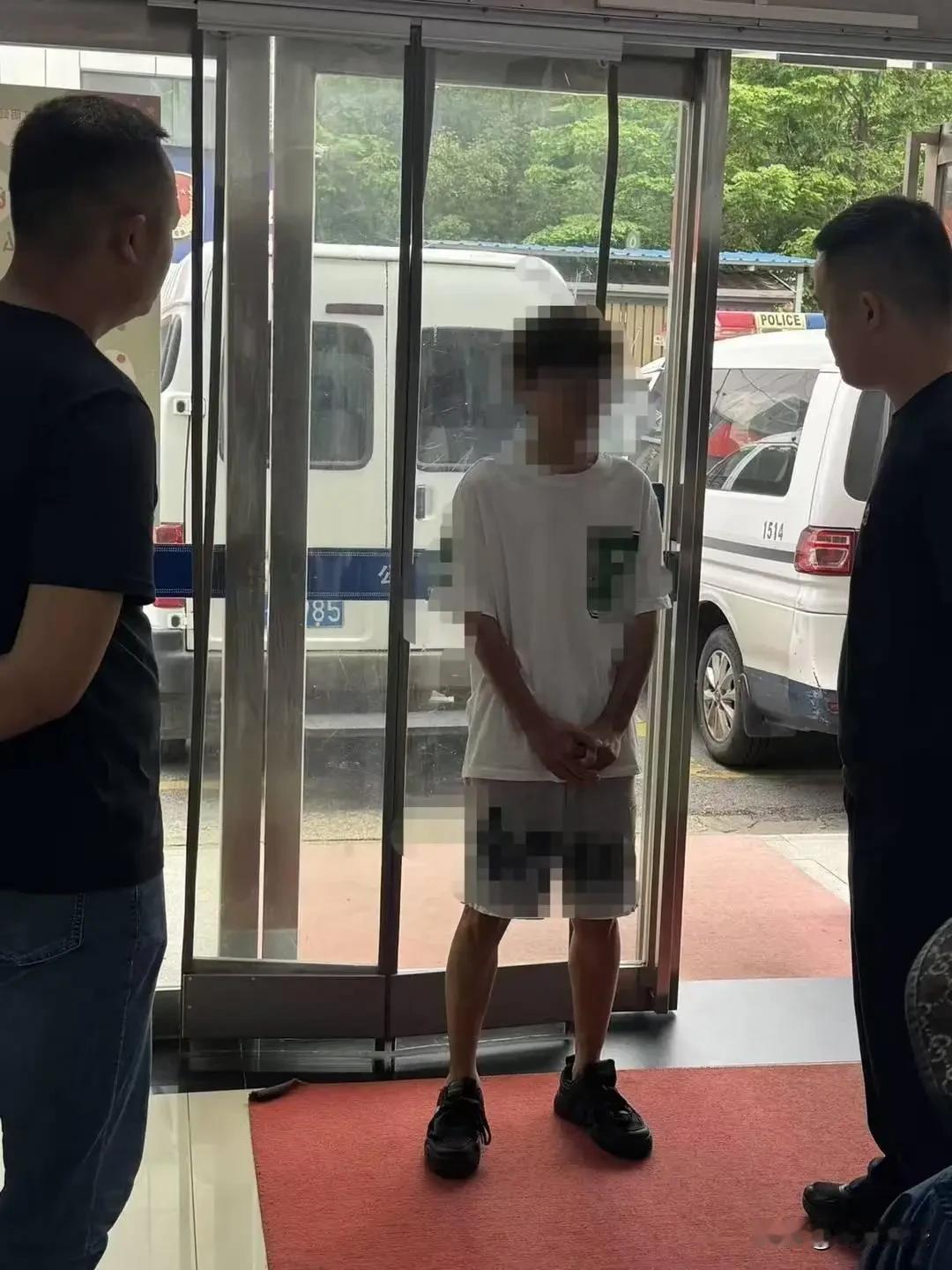 “离了大谱！”武汉，一30多岁男子追求15岁少女，少女拒绝了他。男子一点不气馁，