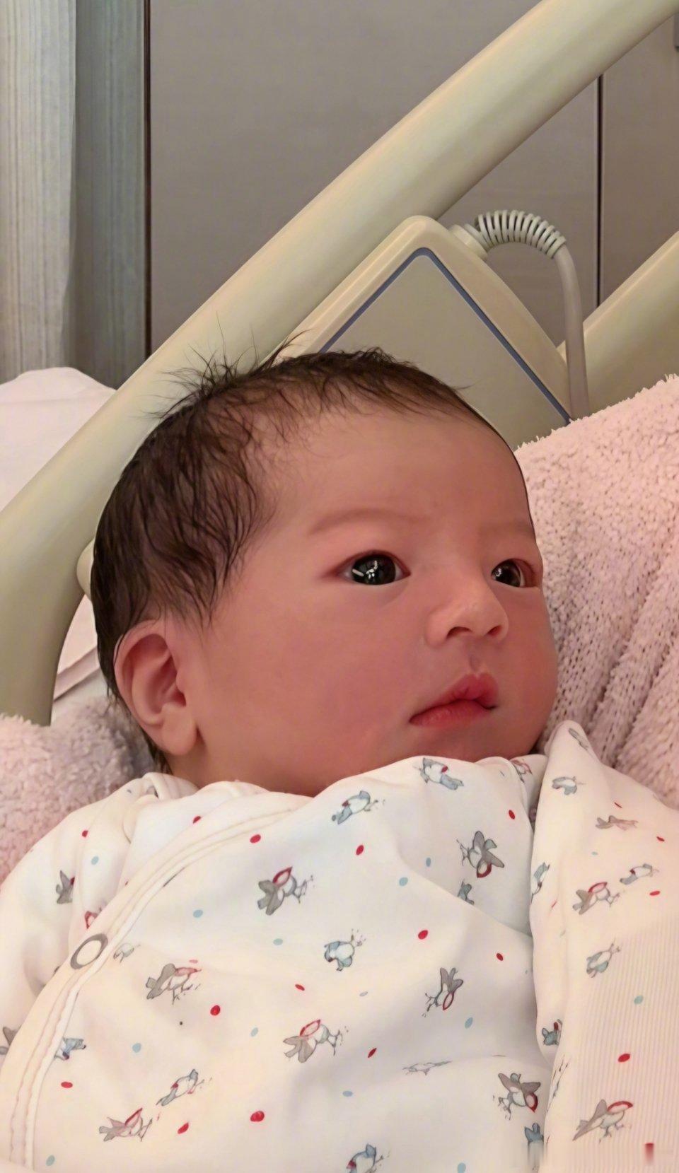 小婴儿刚出生就这么漂亮啊，一看就有福气！郭富城晒三胎女儿照片，高兴发文：我们家现