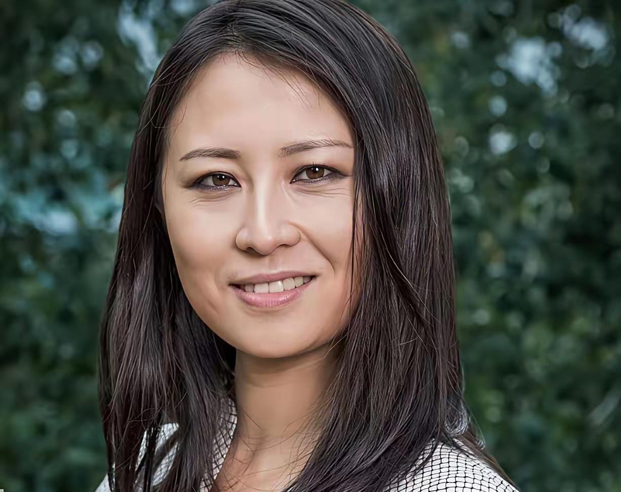 爱泼斯坦邮件一曝光，金刻羽这事儿真的没法只当瓜吃！项立刚说她14岁靠爹扎根美国，