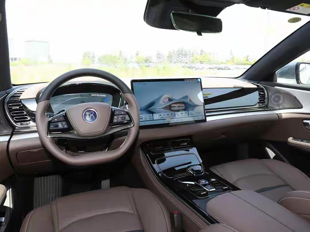 比亚迪汉降价2万这事可太有看头了。现在EV长续航版不到二十万，DM-i插混版