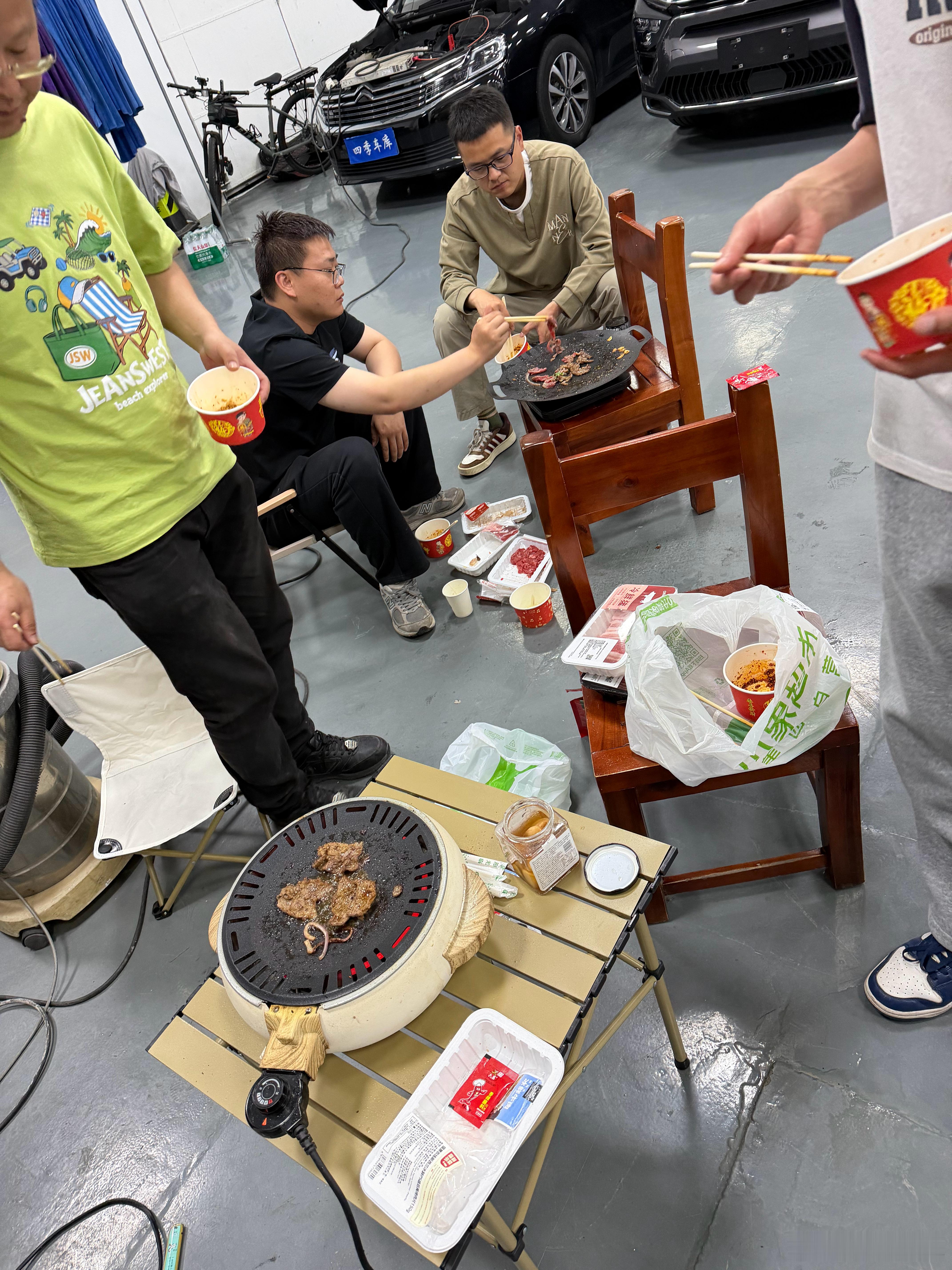 在公司烤肉，吃的挺爽！