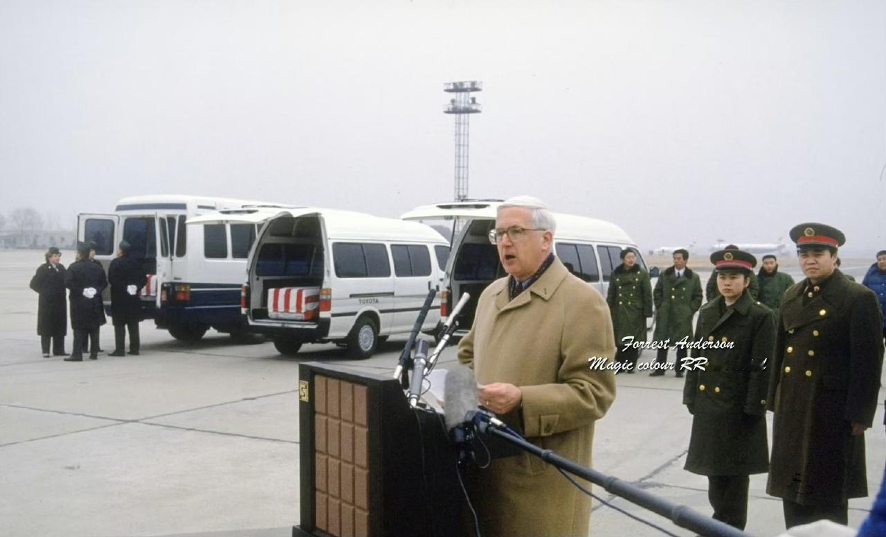 拍摄于1993京城，正在向美方移交1943年冬坠毁在驼峰航线上的美军C-87型运