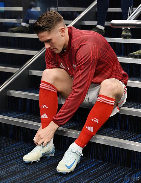 曼城2比1阿森纳约克雷斯直到84分钟才换上场，他换下了跑不动了的祖比门迪，当时