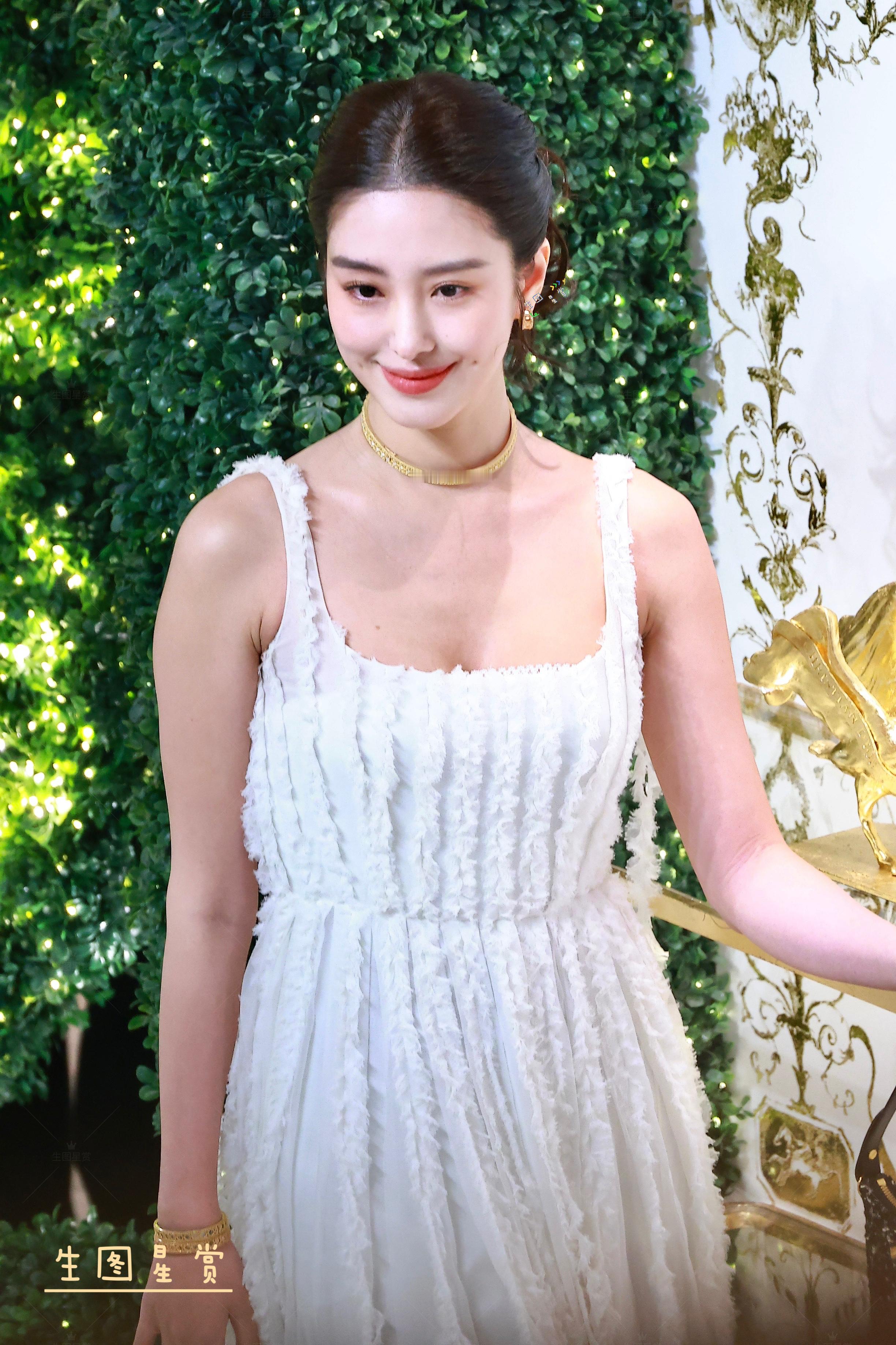 杨采钰南京德基站台第二组美照骨子里透着妩媚女人味