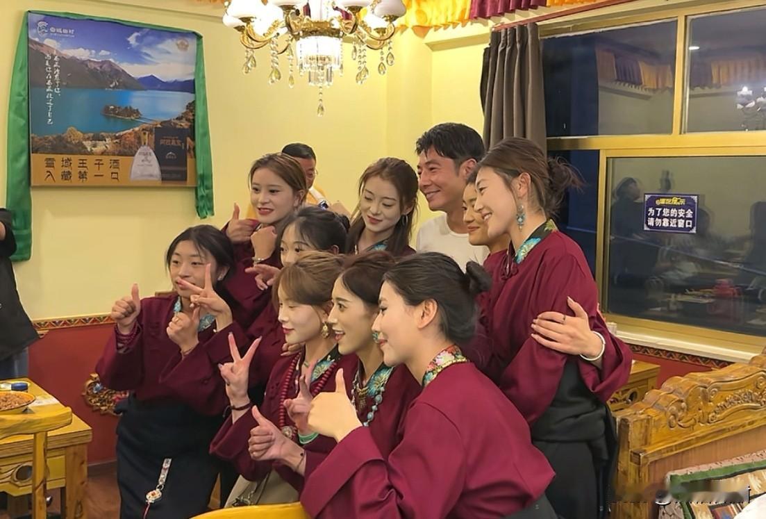 酒过三巡，撒贝宁与女团拍照。妻子李白也没有多说什么，看着女团围着撒贝宁唱歌，