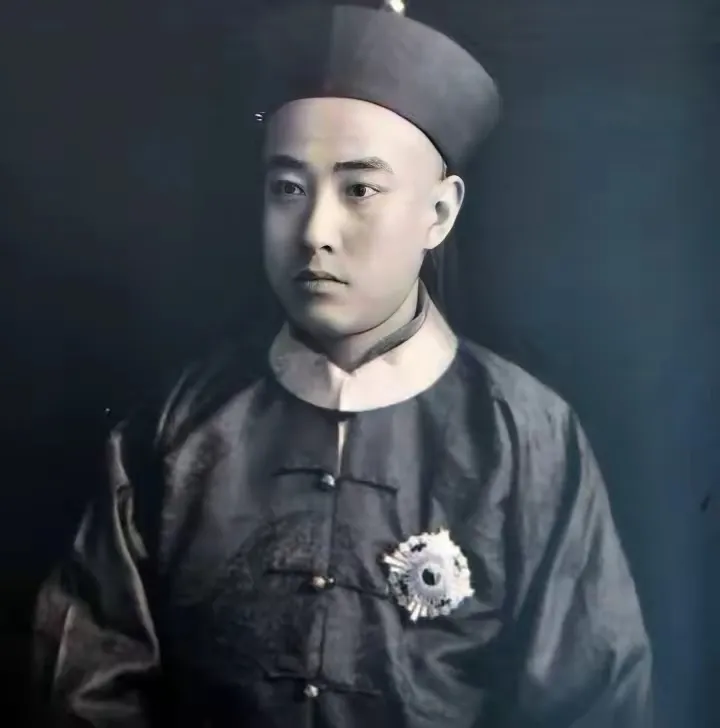 1886年，翁同龢在街上看到一个小孩在卖对联，他好奇去看看，小孩的对联写的真不错