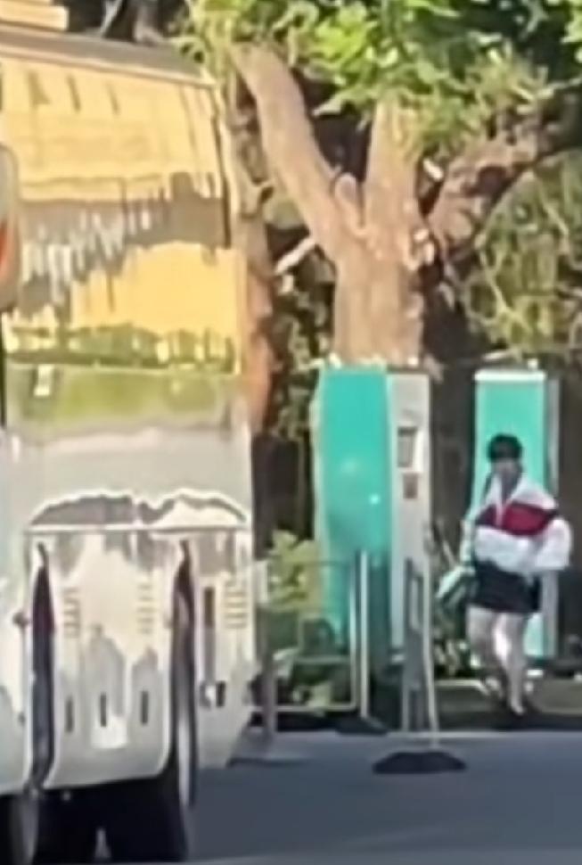 王曼昱今日开车下训返回体总运动员公寓。罕见见到曼昱开自己车的路透。曼昱停好车后