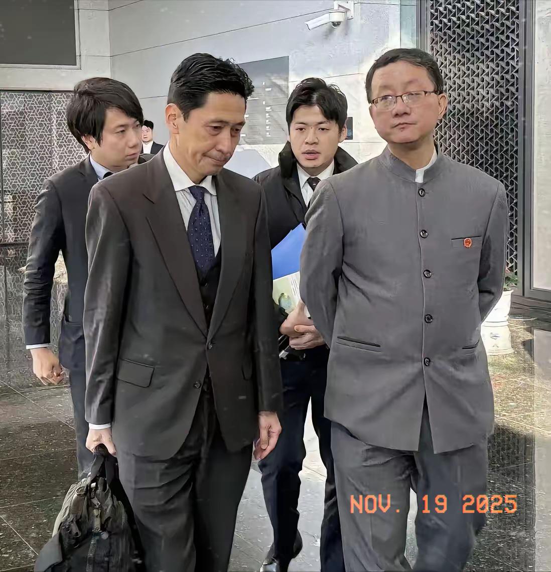 谁能想到，刘劲松司长的一身衣服竟炸翻全网！不是因为发言有多犀利，而是这身五四青年