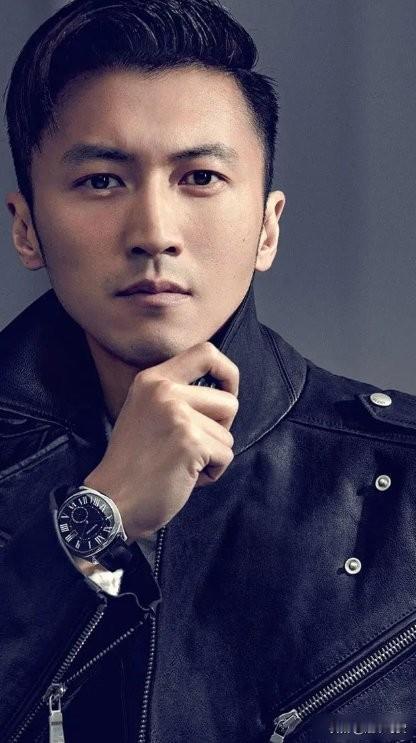 2018年，主持人问谢霆锋:“别人谈恋爱总喜欢找更年轻的，你为什么却不一样，喜欢