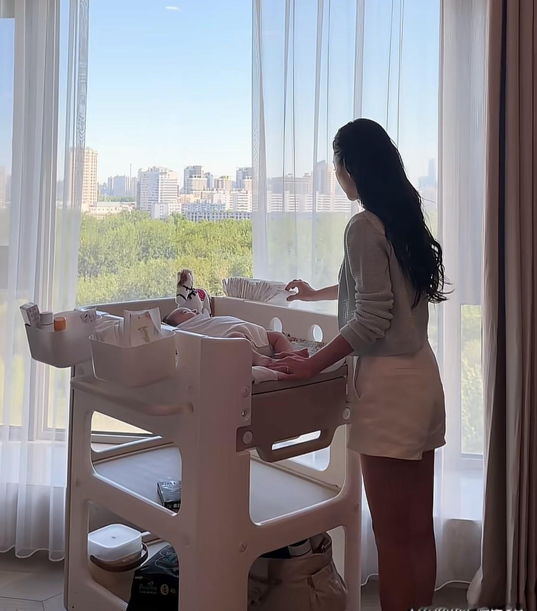 小杨阿姨要走了。她在汪小菲家干了十几年。汪小菲在直播间喊过她“家人”，夸过她