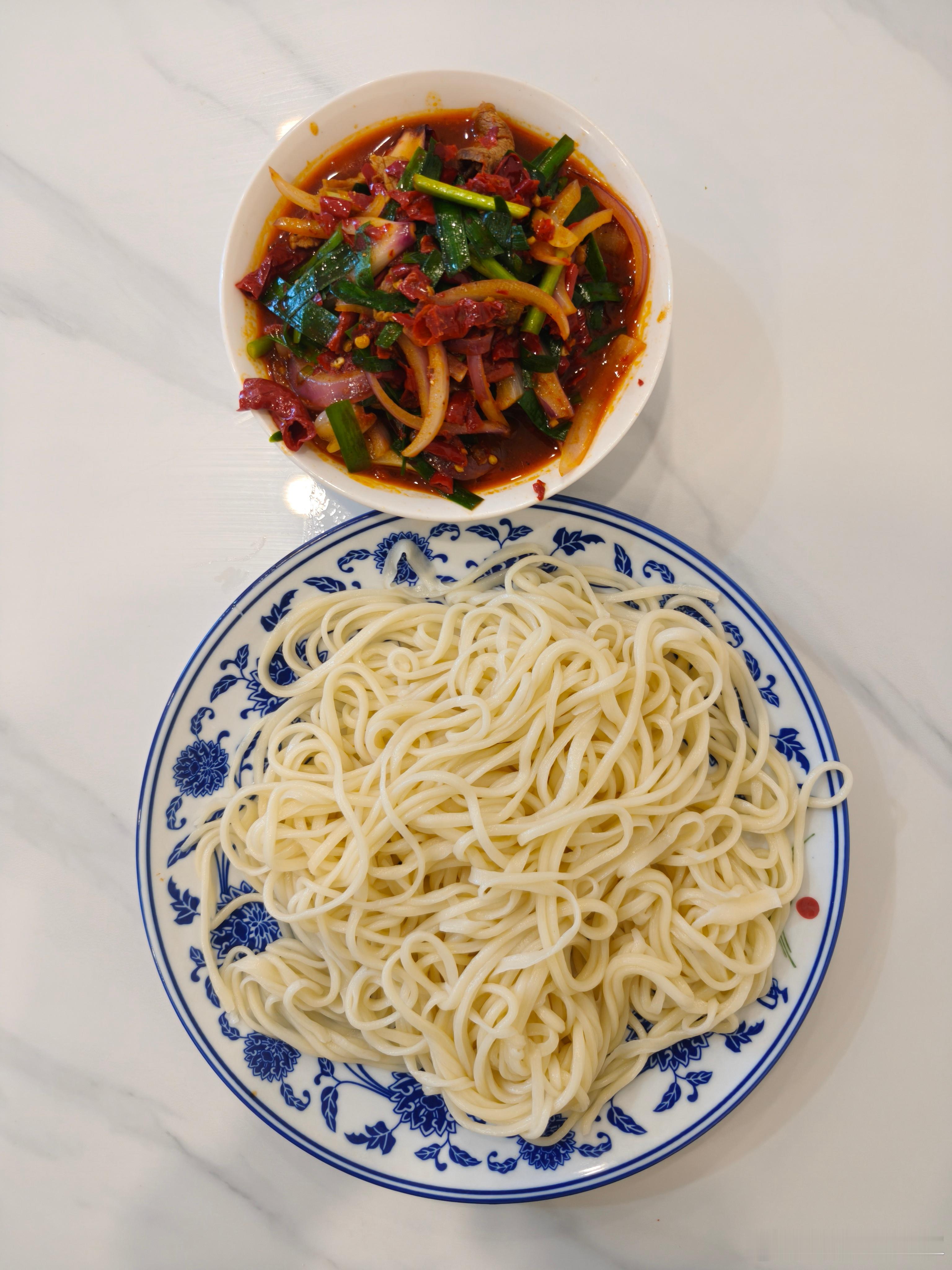晚上来一个辣皮子牛肉拌面，爽歪歪[doge]​​​
