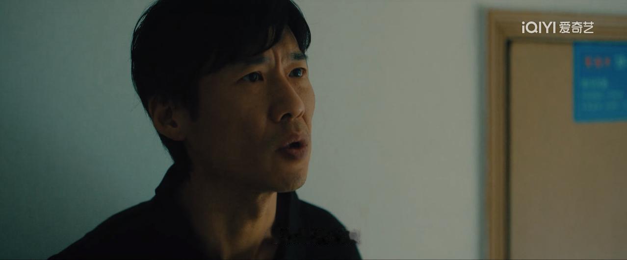 一个满脸疲惫憔悴的中年男子程恳（王骁饰演），走进一家旅店，他想要用辛苦筹集的10