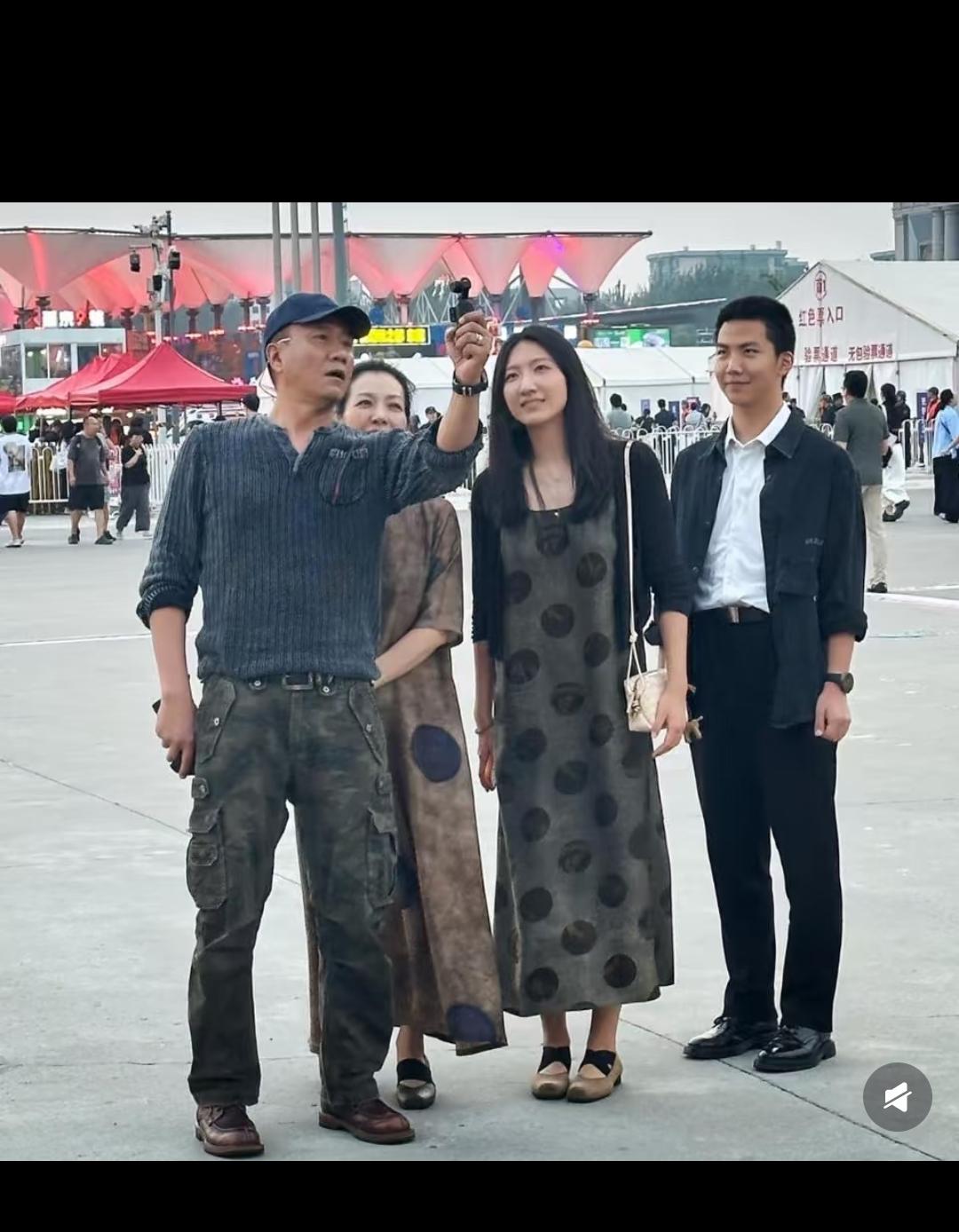 老胡家的俩孩子长的个子是真高，俩孩子穿衣打扮也很舒服板正，不像很多明星的小孩搞得