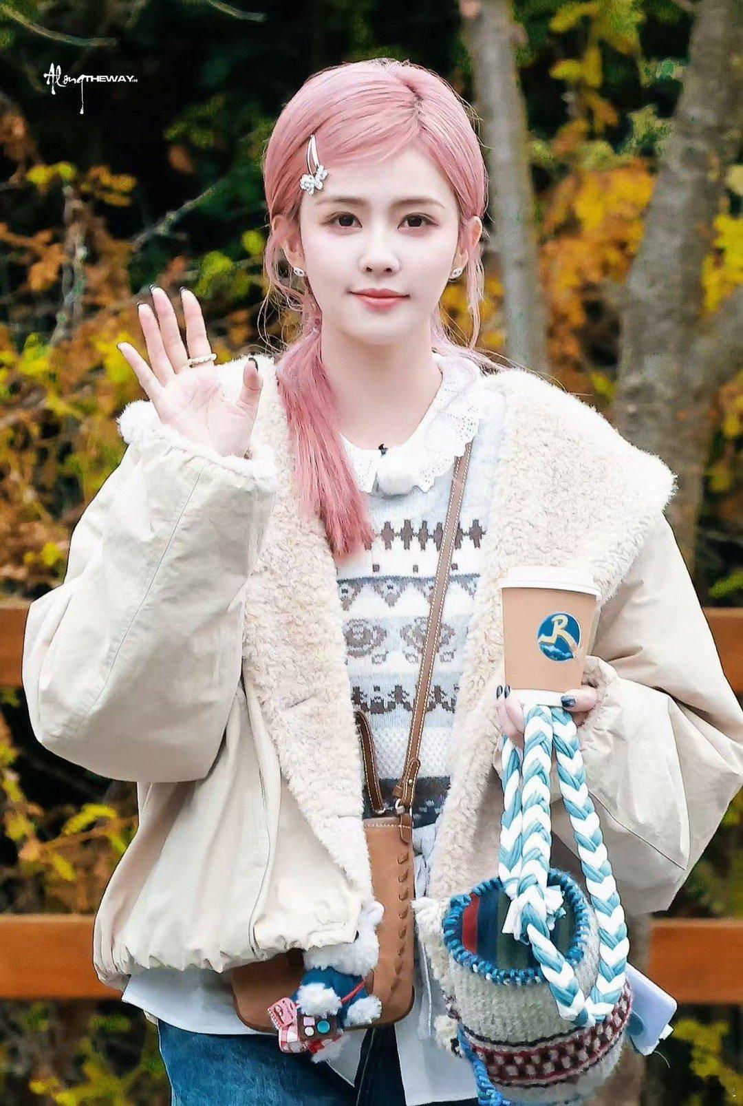 西藏是来了就不想走的地方奔跑吧跟着白鹿的视角重新认识西藏!粉发少女在经幡下回眸