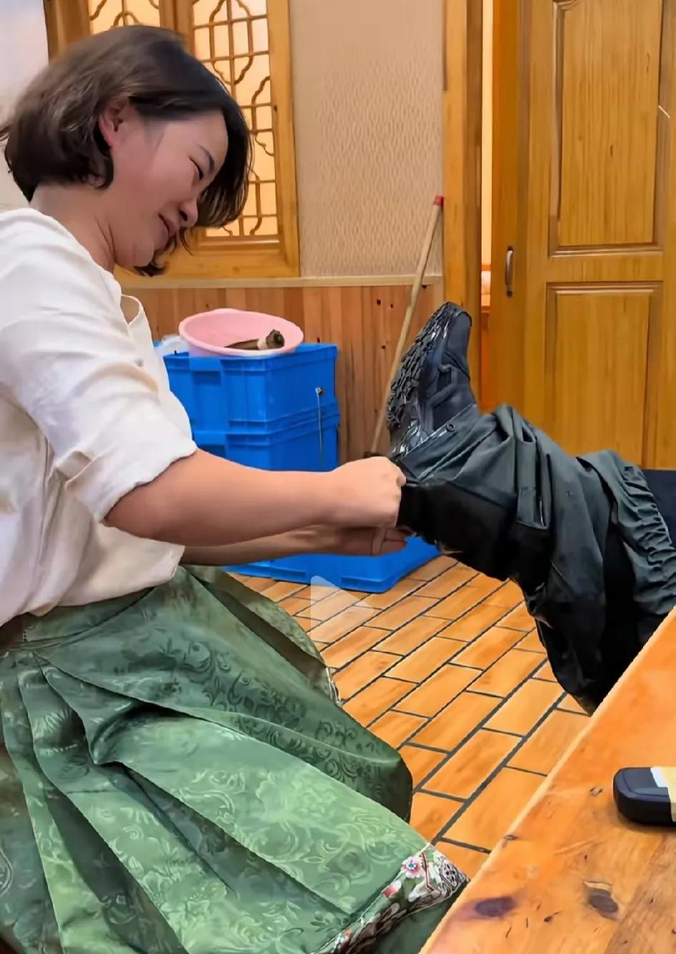 张雪：这就是我的家庭地位，看到没?有人专门伺候脱裤子，洗衣服，一句怨言没有！