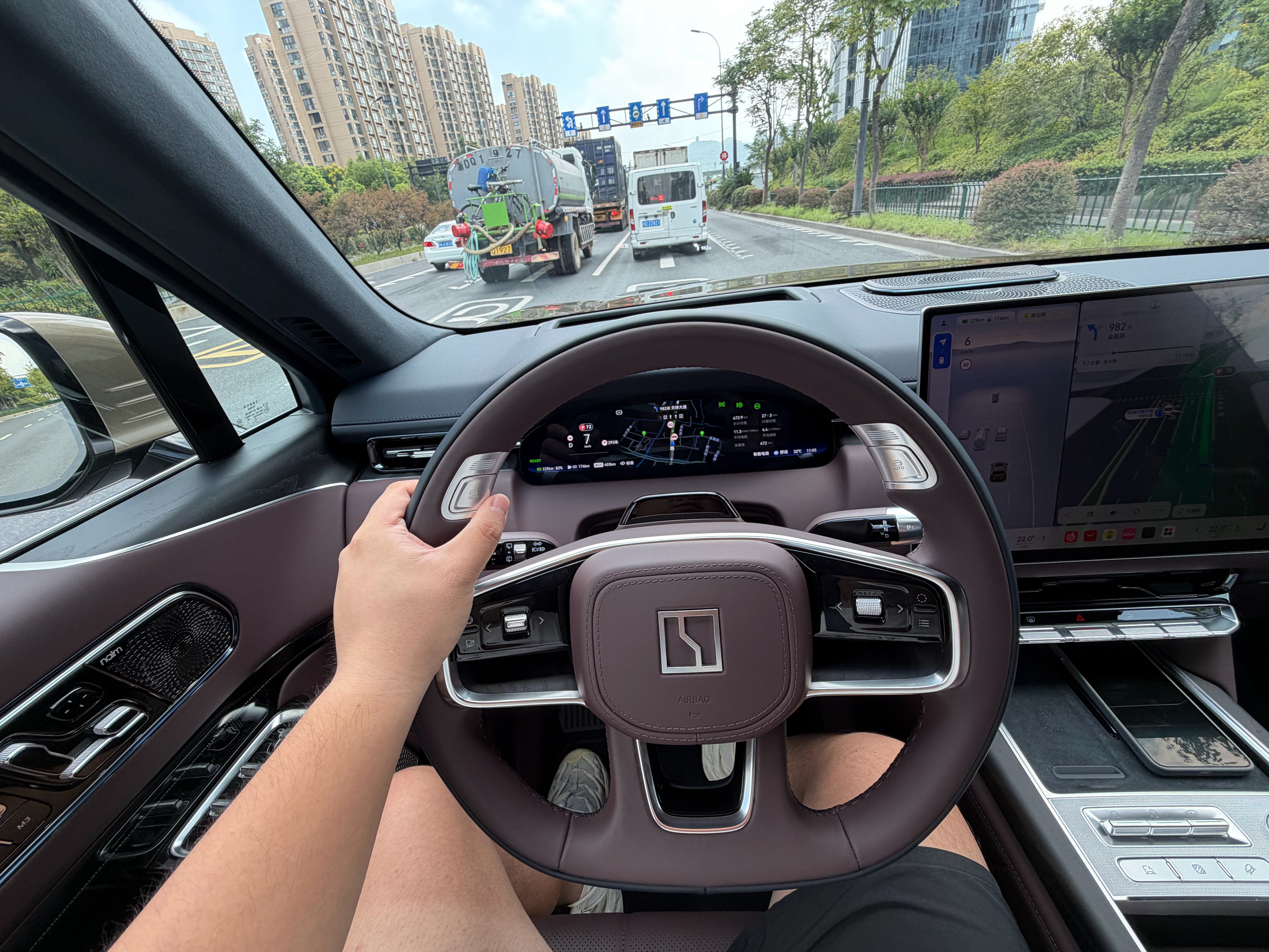 五座版的极氪9X代步两天，hyper版的有防倾杆，操控真好啊​​​