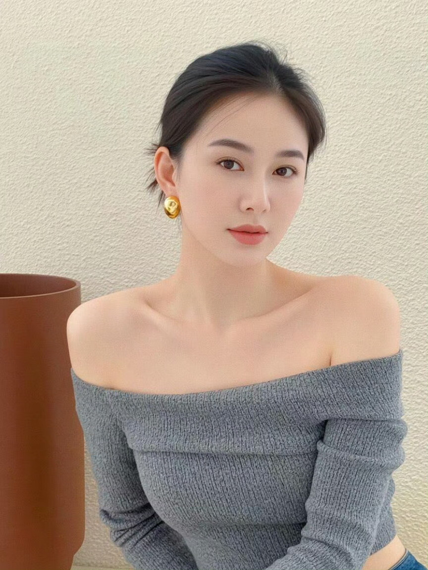 每个人都有自己独特的魅力。这位42岁的小阿姨拥有成熟稳重的气质和丰富的生活经历。她的穿搭品味、谈吐举