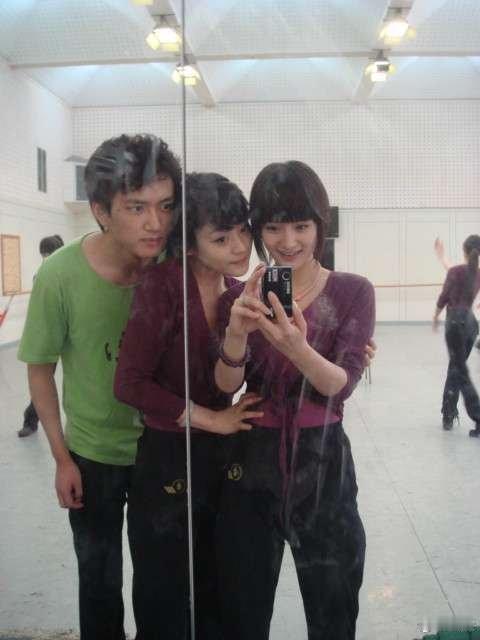 杨幂大学上形体课照片考古到大学时期形体课的照片，真的是第一次看到呢，那时候还流