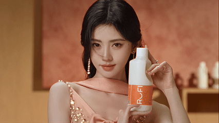鞠婧祎RUFI品牌全球代言人被鞠婧祎美到就像喝水一样简单暖橙光影下的她，一颦一笑