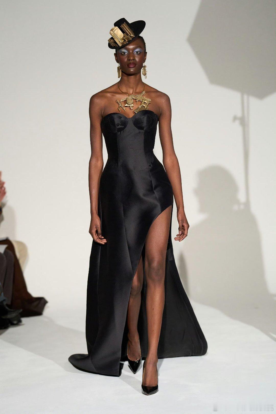 赵露思今天亮相BVLGARI线下活动上身刚刚在巴黎高定周发布的Ronald