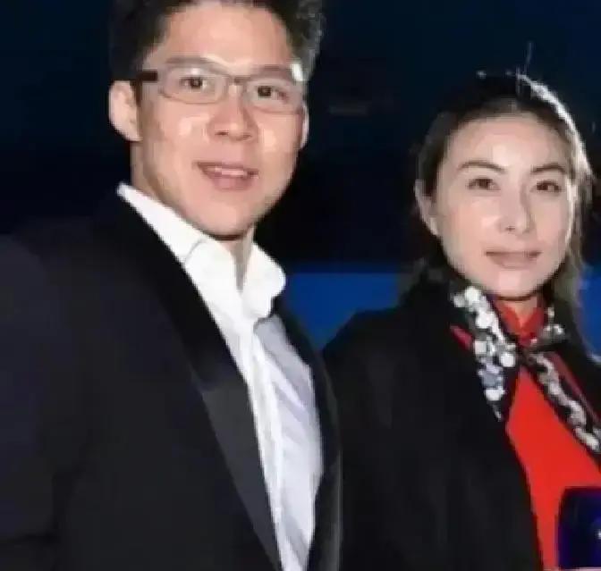 霍家挑人，不看脸蛋看账本。郭晶晶没占霍家一股，却拿国际泳联裁判长培训讲师的席位，