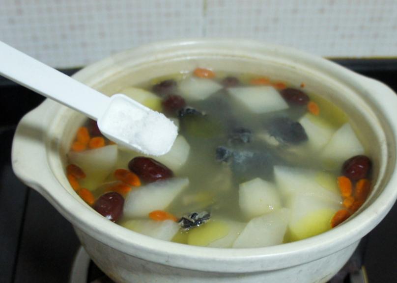 夜尿多到崩溃？老辈传的白萝卜红枣汤，睡前一碗，安稳睡整夜！半夜被尿意憋醒两三次