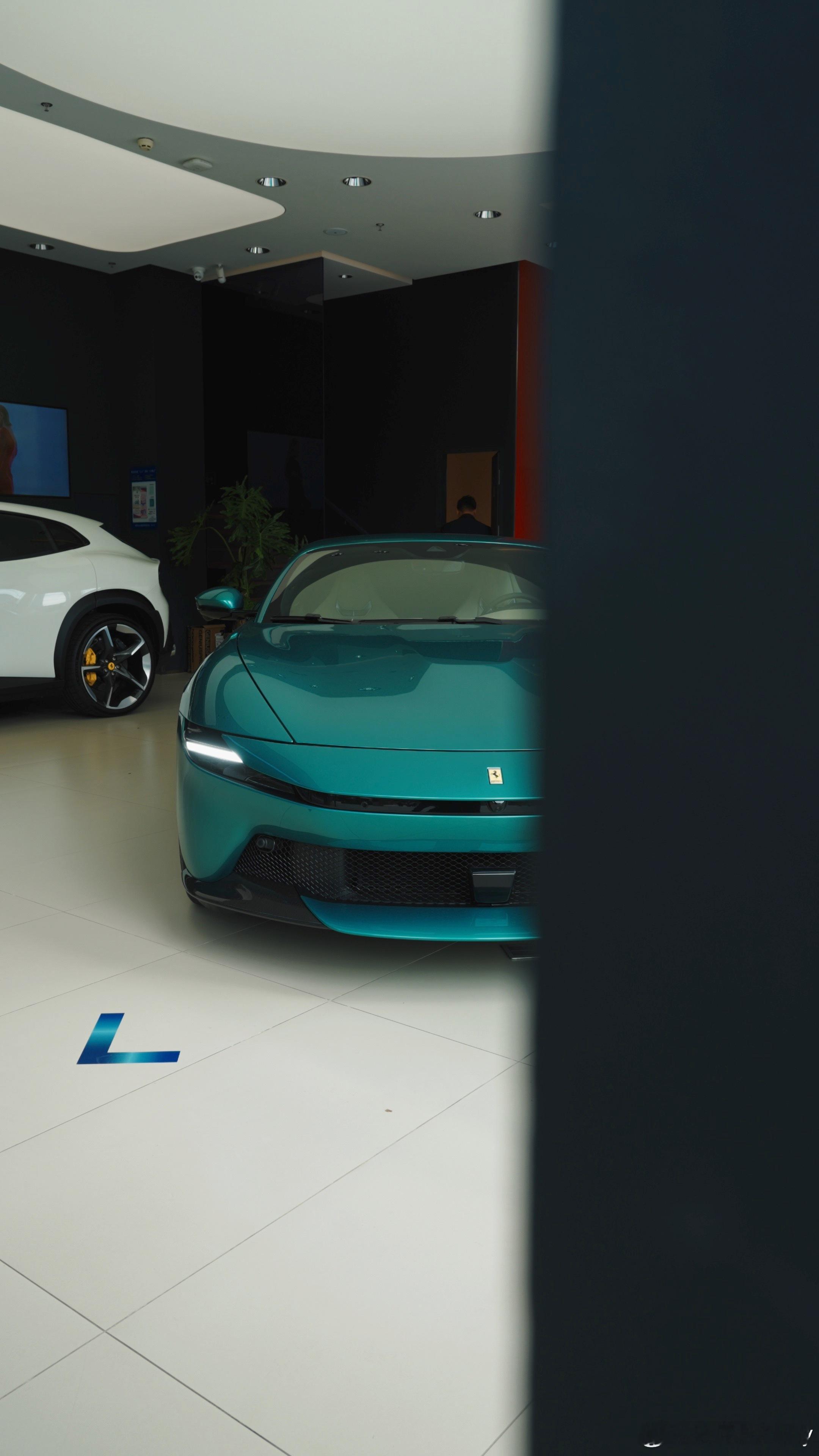 上午去拍了法拉利新车AmalfiAmalfi是意大利南部的一座小镇以它为中心的一