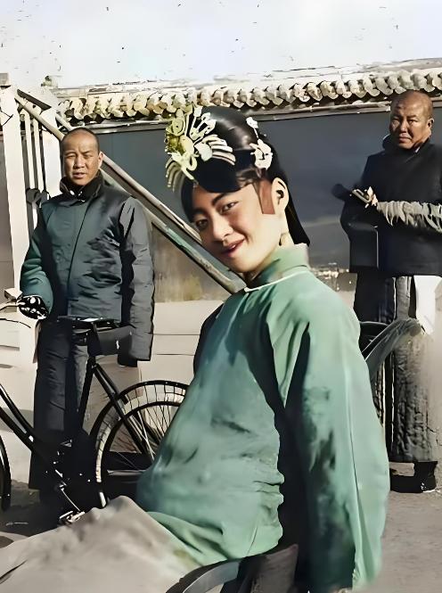 郭布罗·婉容，这位末代皇后的名字，几乎总是与凄美、疯狂和悲剧联系在一起。她出生