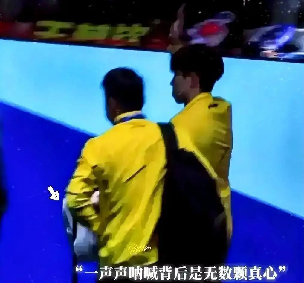 王曼昱正打关键分呢。全场都憋着气，连呼吸都轻了。突然旁边炸一声尖叫。