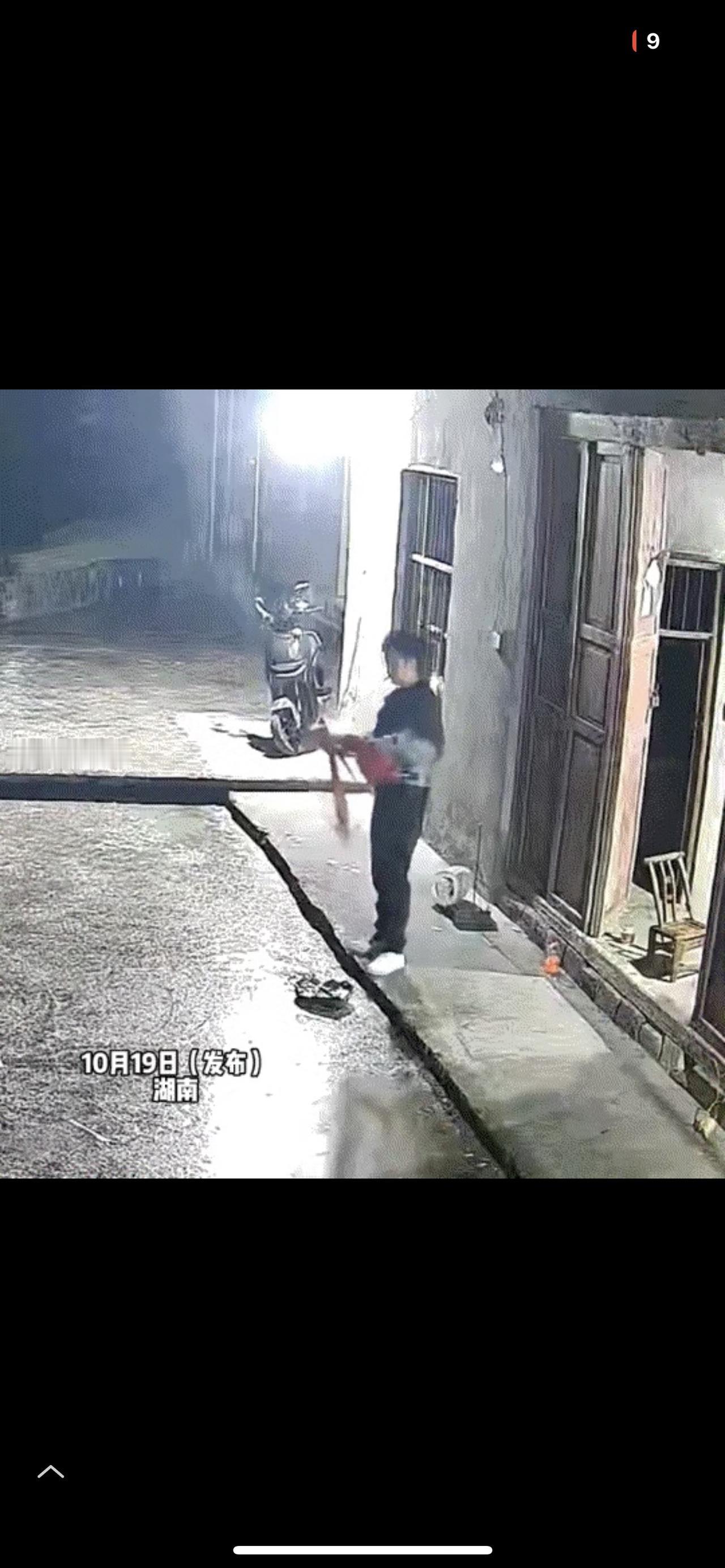 看泪目了。湖南，一村里老人深夜突然去世，家里人立即拿出一串鞭炮在门口点放，可没一