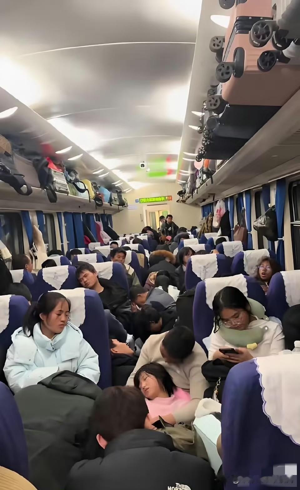 飞机懵了、高铁傻了！今年春运顶流，竟是慢悠悠的绿皮车谁也没料到，2026春