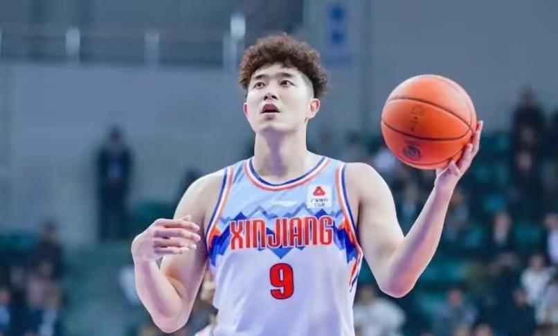 新疆男篮下赛季吴冠希和李炎哲两个能否撑起内线，还需要一名五号位外援，加上劳森四个
