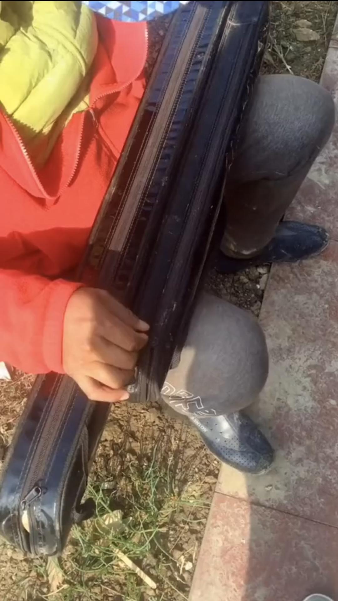 大爷终归是大爷啊，当他打开渔具包拉链的那一刻，我承认我输了。[捂脸哭]乍一看，