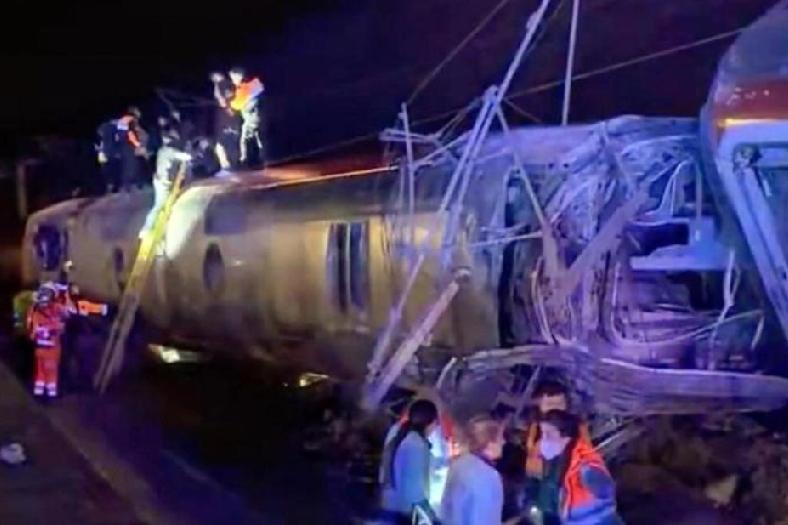 西班牙两高铁迎面相撞致21死百伤，翻新铁轨出事引巨大争议！1月19日，法新